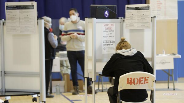 Избиратели во время голосования на выборах президента США на одном из избирательных участков в Вашингтоне