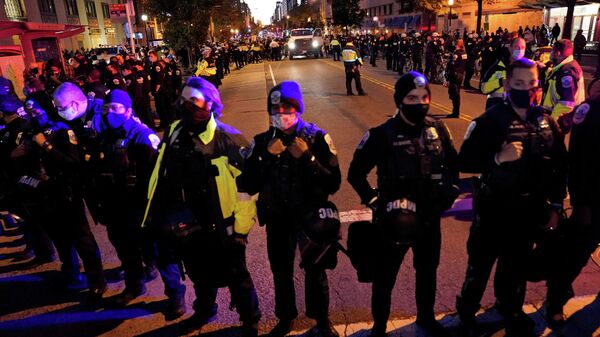 Сотрудники полиции на одной из улиц в Вашингтоне во время президентских выборов в США
