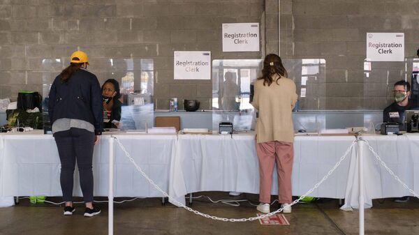 Избиратели во время голосования на выборах президента США на одном из избирательных участков в Вашингтоне