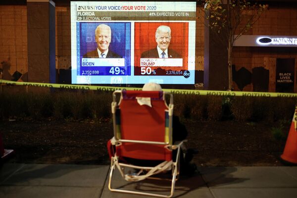 Экран с предварительными результатами голосования на президентских выборах в США