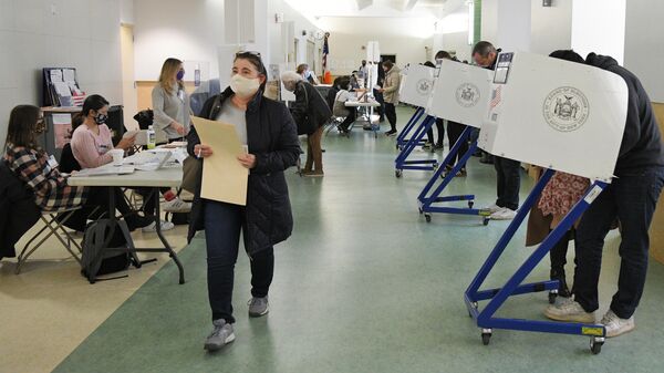 Избиратели во время голосования на выборах президента США на одном из избирательных участков в Нью-Йорке