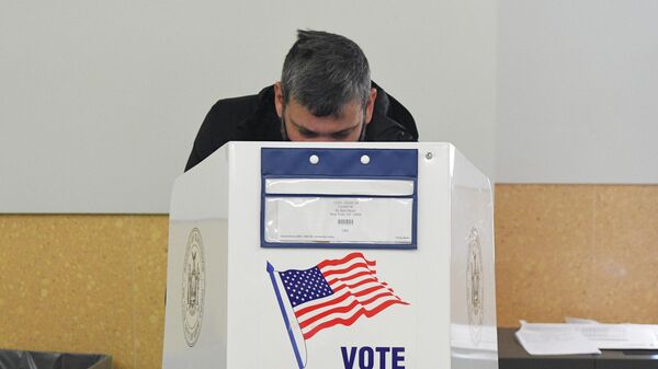 Избиратель во время голосования на выборах президента США на одном из избирательных участков в Нью-Йорке (Архивное фото)