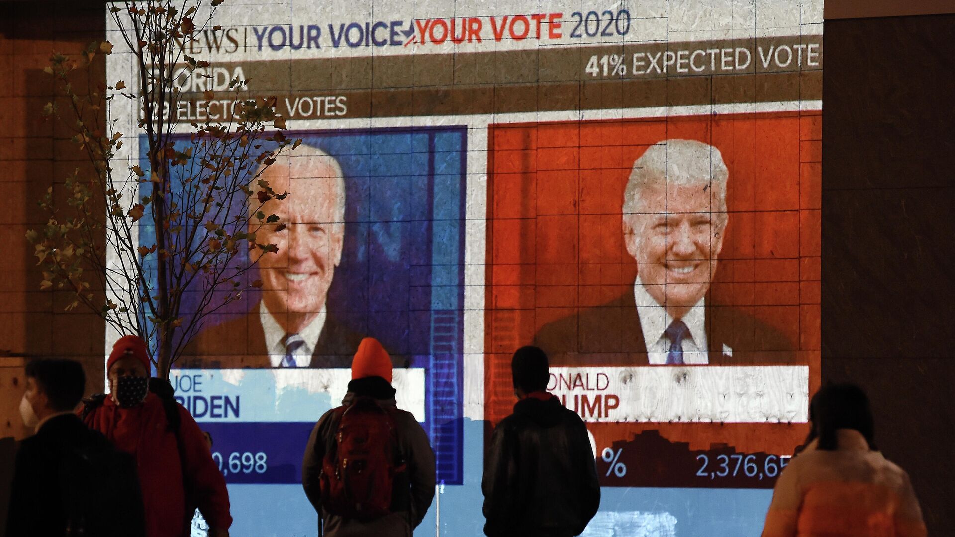 Экран с предварительными результатами голосования на президентских выборах в США - РИА Новости, 1920, 04.11.2020