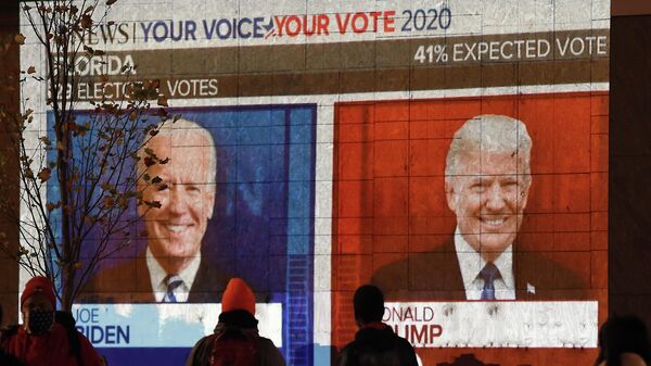 Экран с предварительными результатами голосования на президентских выборах в США