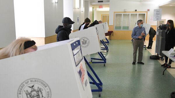 Избиратели во время голосования на выборах президента США на одном из избирательных участков в Нью-Йорке
