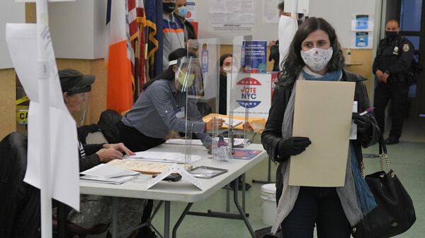 Избирательница во время голосования на выборах президента США на одном из избирательных участков в Нью-Йорке