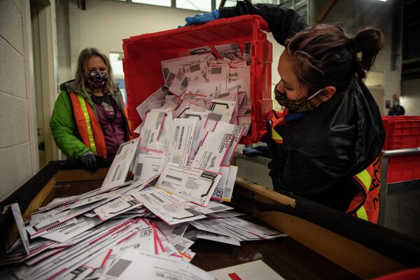 Выемка бюллетеней из урны для голосования на избирательном участке в Портленде