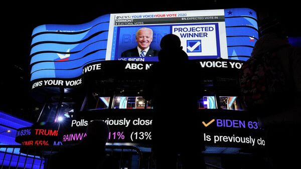 Экран с предварительными итогами голосования на президентских выборах в Нью-Йорке, США