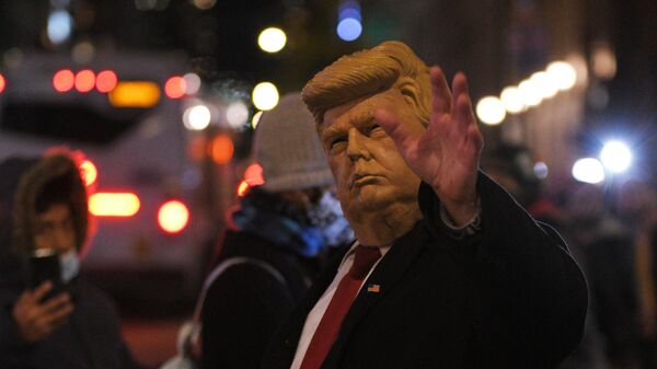 Человек в маске Дональда Трампа общается с прохожими у Башни Трампа в Нью-Йорке в день выборов президента США