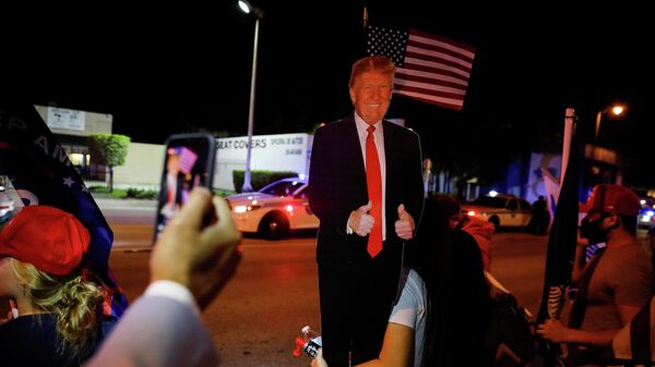 Сторонники Дональда Трампа после окончания голосования на президентских выборах в Майами, США