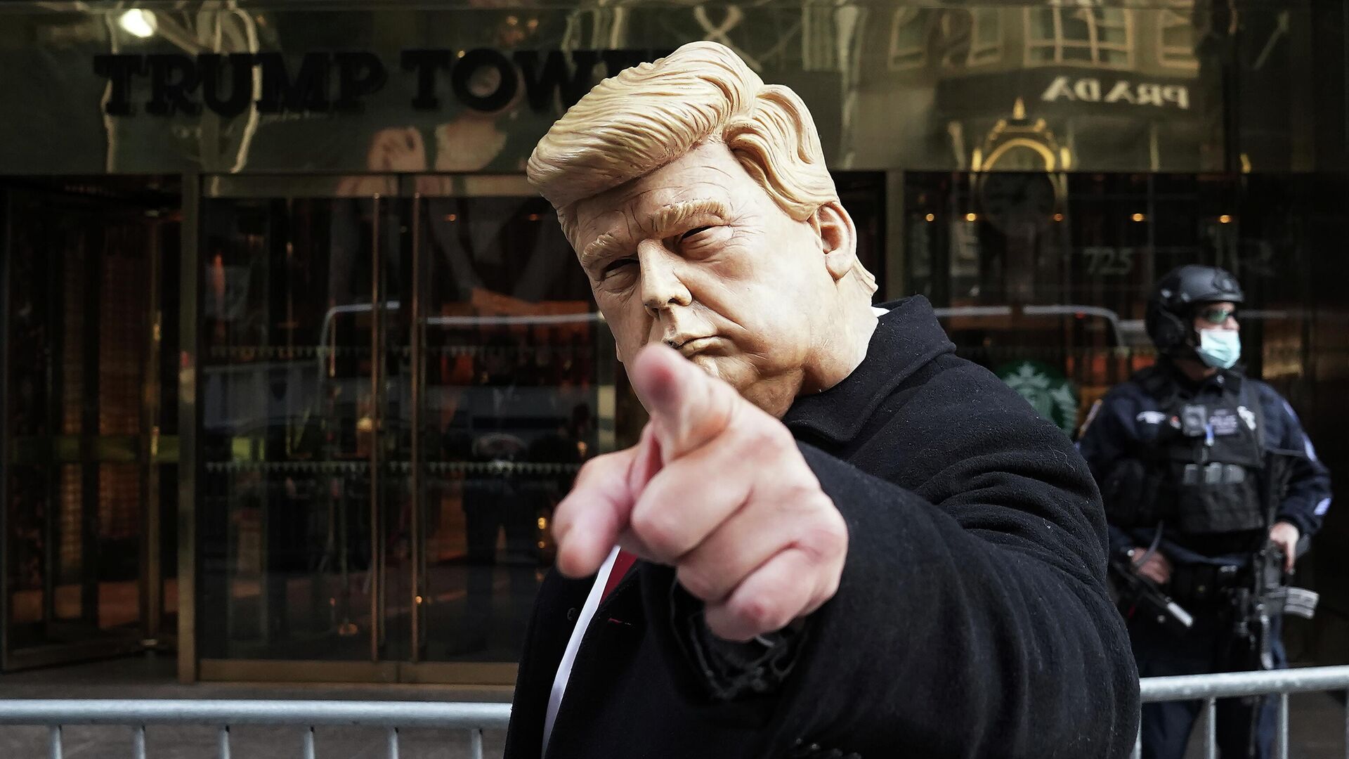 Человек в маске Дональда Трампа общается с прохожими у Башни Трампа в Нью-Йорке в день выборов президента США - РИА Новости, 1920, 04.11.2020