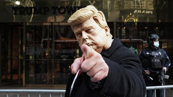 Человек в маске Дональда Трампа общается с прохожими у Башни Трампа в Нью-Йорке в день выборов президента США