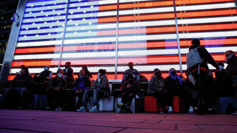 Люди наблюдают за подведением итогов голосования на президентских выборах в Нью-Йорке, США