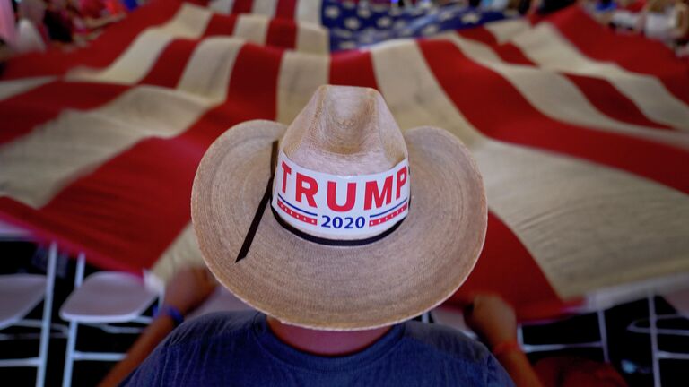 Сторонник Дональда Трампа с флагом США в Аризоне