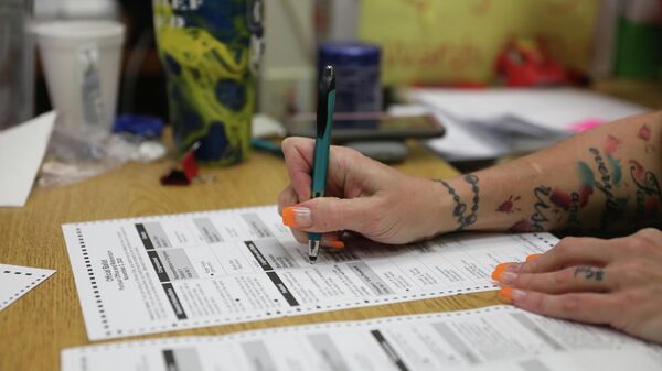 Обработка бюллетеней в центральном пункте подсчета голосов в Кеноша, Висконсин