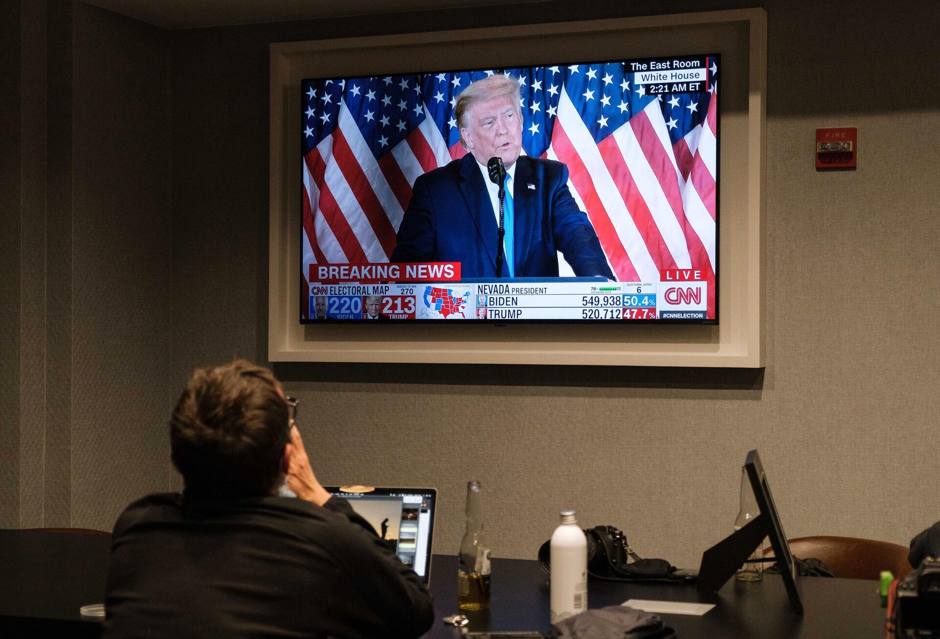 Мужчина смотрит новости о президентских выборах 2020 года в одном из отелей в Вашингтоне - РИА Новости, 1920, 05.11.2020