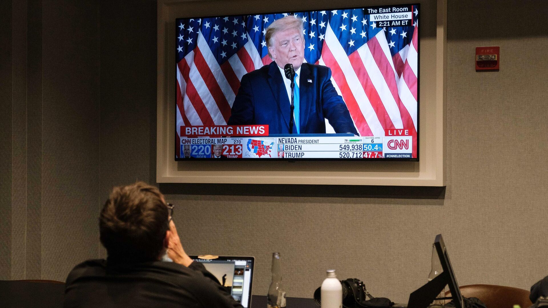 Мужчина смотрит новости о президентских выборах 2020 года в одном из отелей в Вашингтоне - РИА Новости, 1920, 04.11.2020
