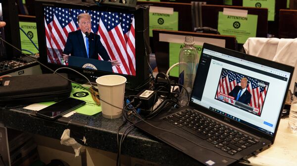 Трансляция выступления Дональда Трампа в комнате для брифингов Джеймса Брэди в Вашингтоне