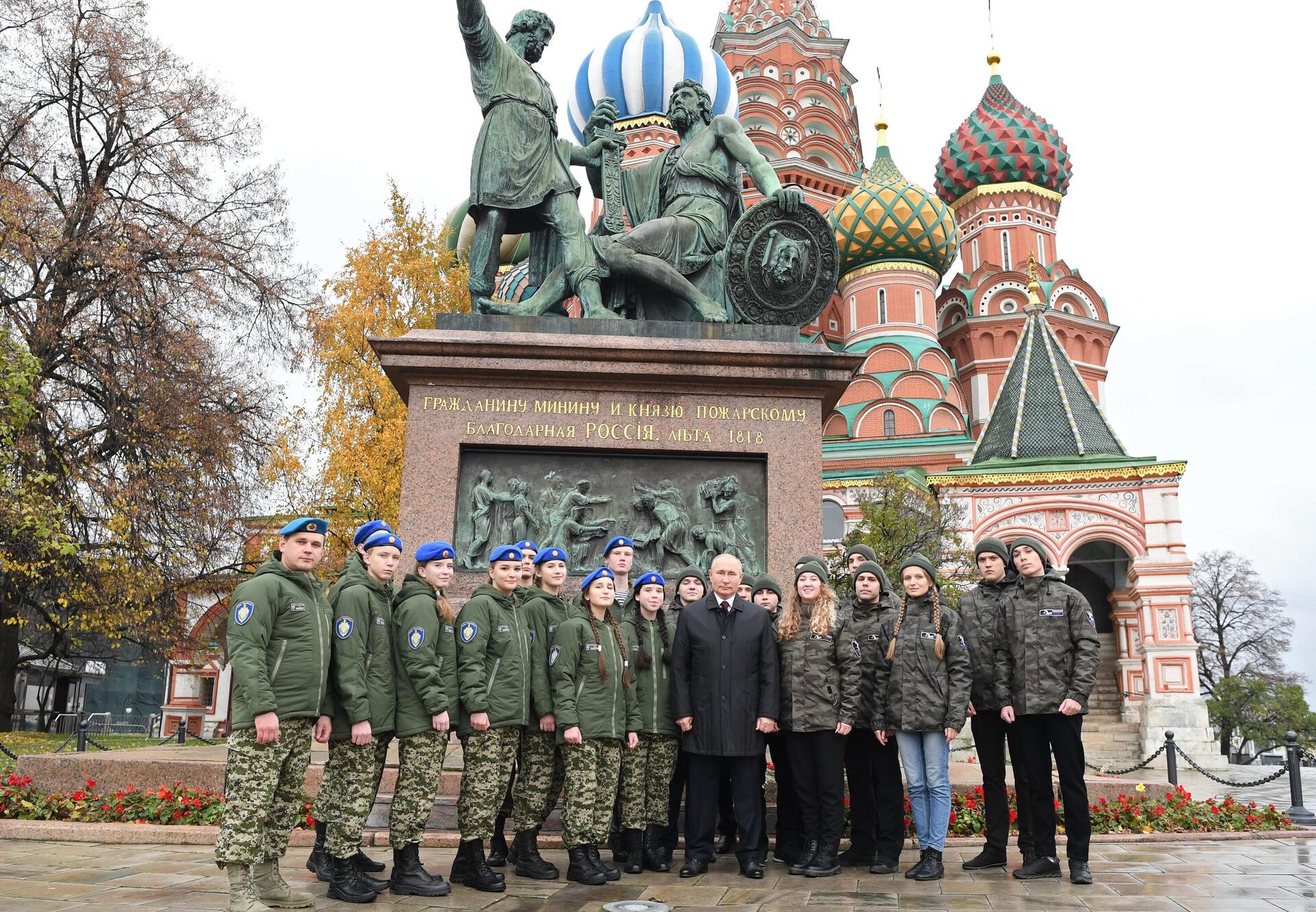 Владимир Путин фотографируется с представителями молодежных организаций после церемонии возложения цветов к памятнику Кузьме Минину и Дмитрию Пожарском - РИА Новости, 1920, 04.11.2020