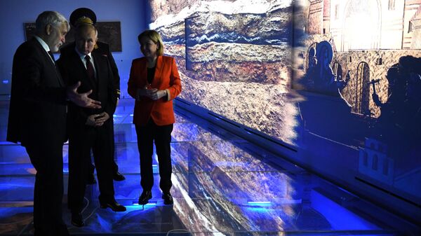Президент РФ Владимир Путин во время экскурсии по новому Музею археологии Чудова монастыря