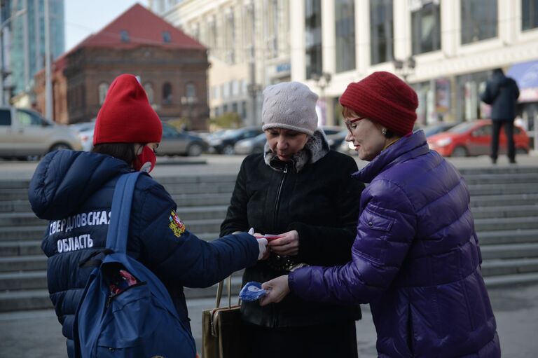 Волонтеры раздают защитные маски с символикой Дня народного единства в рамках общероссийской акции Мы вместе возле станции метро Площадь 1905 года в Екатеринбурге