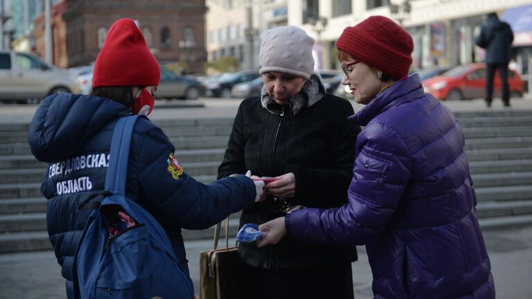 Волонтеры раздают защитные маски с символикой Дня народного единства в рамках общероссийской акции Мы вместе возле станции метро Площадь 1905 года в Екатеринбурге