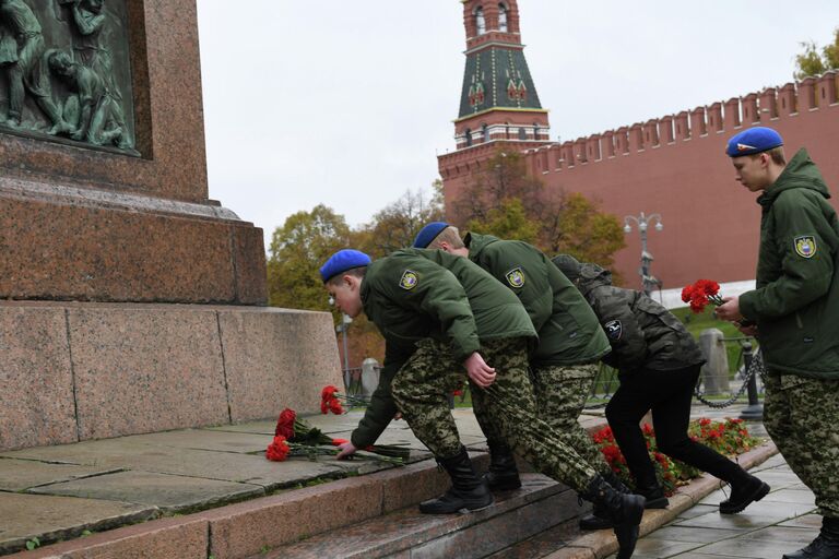 Представители молодежных организаций на церемонии возложения цветов к памятнику Кузьме Минину и Дмитрию Пожарскому на Красной площади в рамках мероприятий, посвящённых Дню народного единства