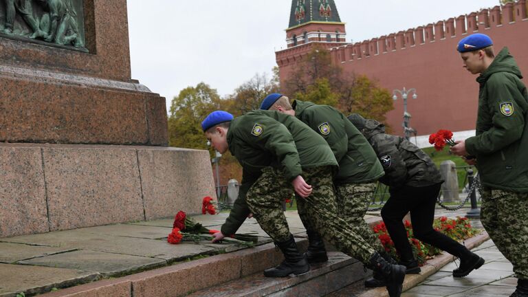 Представители молодежных организаций на церемонии возложения цветов к памятнику Кузьме Минину и Дмитрию Пожарскому на Красной площади в рамках мероприятий, посвящённых Дню народного единства