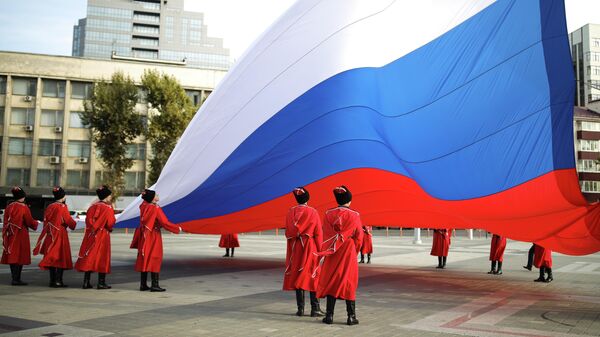 Торжественная церемония поднятия Государственного флага Российской Федерации казаками почётного караула Кубанского казачьего войска в День народного единства на главной городской площади в Краснодаре