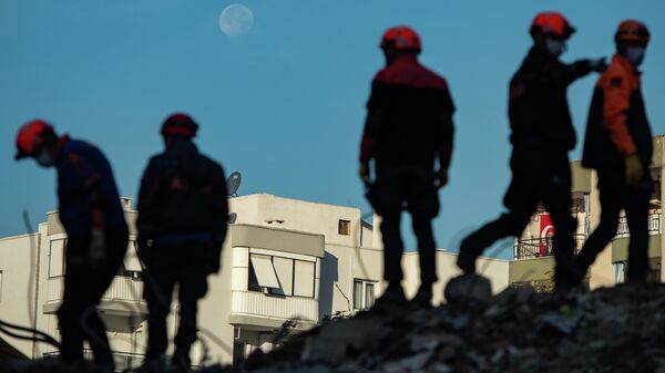 Спасатели разбирают завалы после землетрясения в Турции