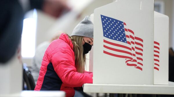 Избирательница во время голосования на выборах президента США 