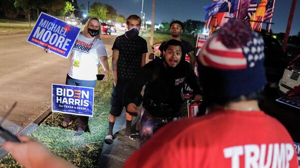Сторонники Джо Байдена сталкиваются со сторонниками Трампа на избирательном участке в день выборов в Хьюстоне, штат Техас