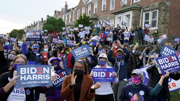 Сторонники кандидата в президенты США от Демократической партии Джо Байдена в день выборов в Филадельфии, штат Пенсильвания