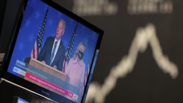 Кандидат в президенты США от Демократической партии Джо Байден на телеэкране на фондовой бирже  во Франкфурте, Германия