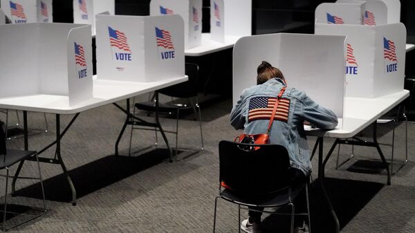 Женщина голосует на выборах президента США в Канзасе