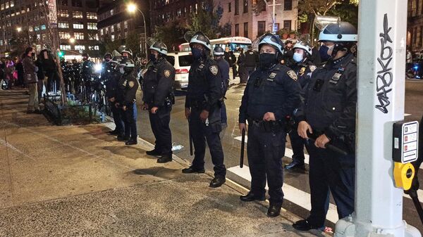 Сотрудники полиции на улице Нью-Йорка в ночь подсчета голосов на выборах президента США