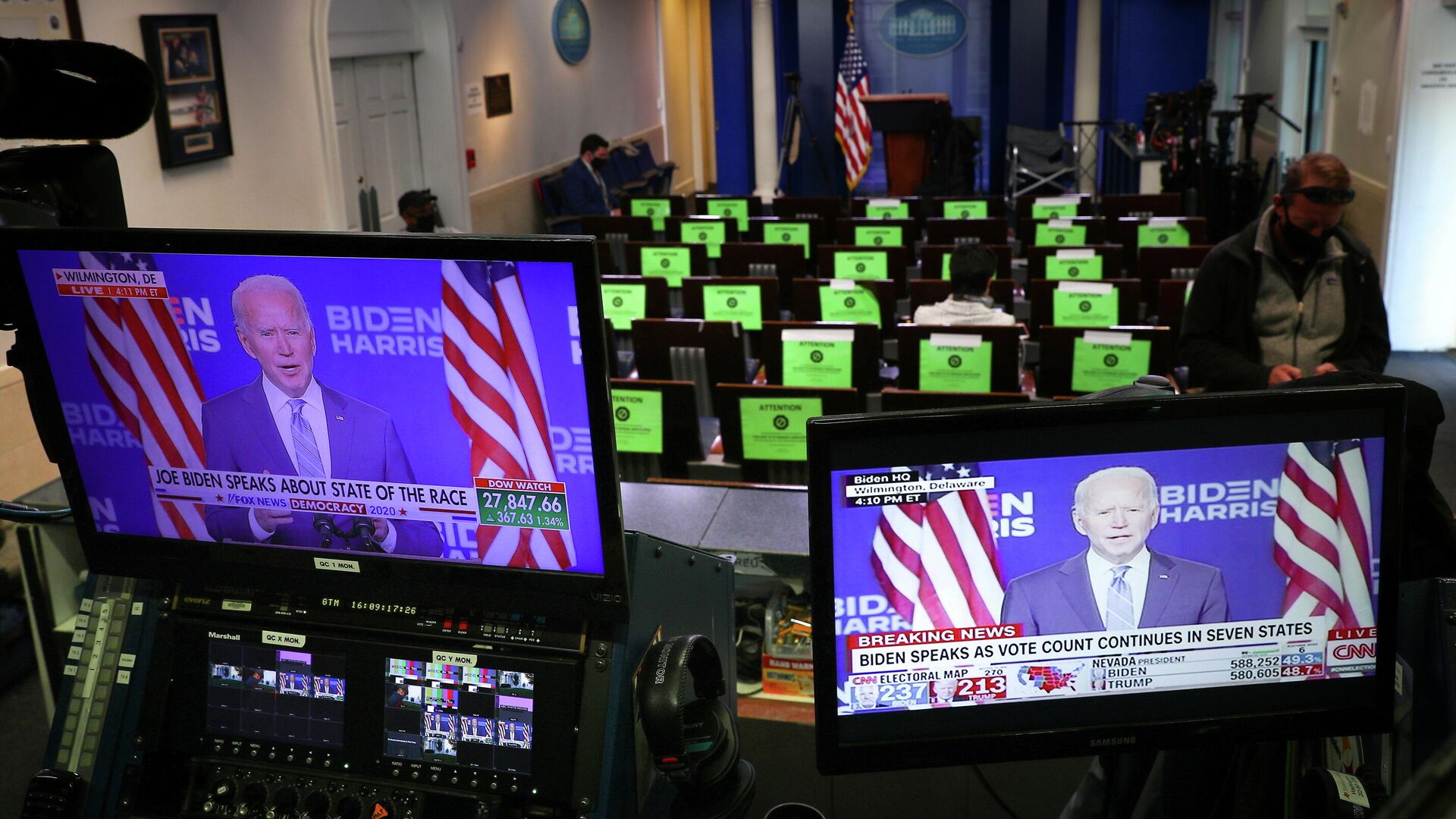 Кандидат в президенты США от Демократической партии Джо Байден на экранах во время выступления - РИА Новости, 1920, 05.11.2020