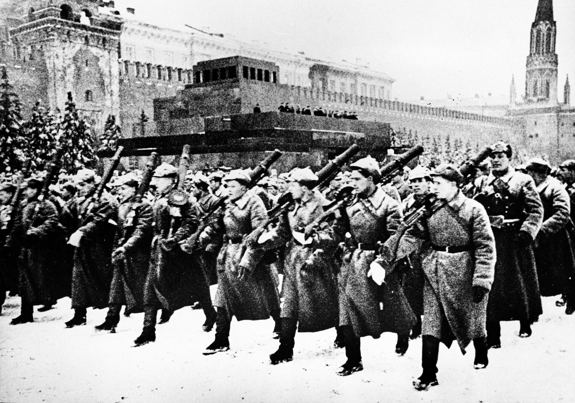 Парад на Красной площади в Москве 7 ноября 1941 года  - РИА Новости, 1920, 05.11.2020