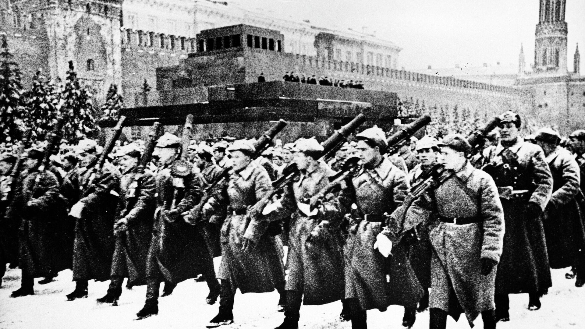 Парад на Красной площади в Москве 7 ноября 1941 года  - РИА Новости, 1920, 19.11.2020