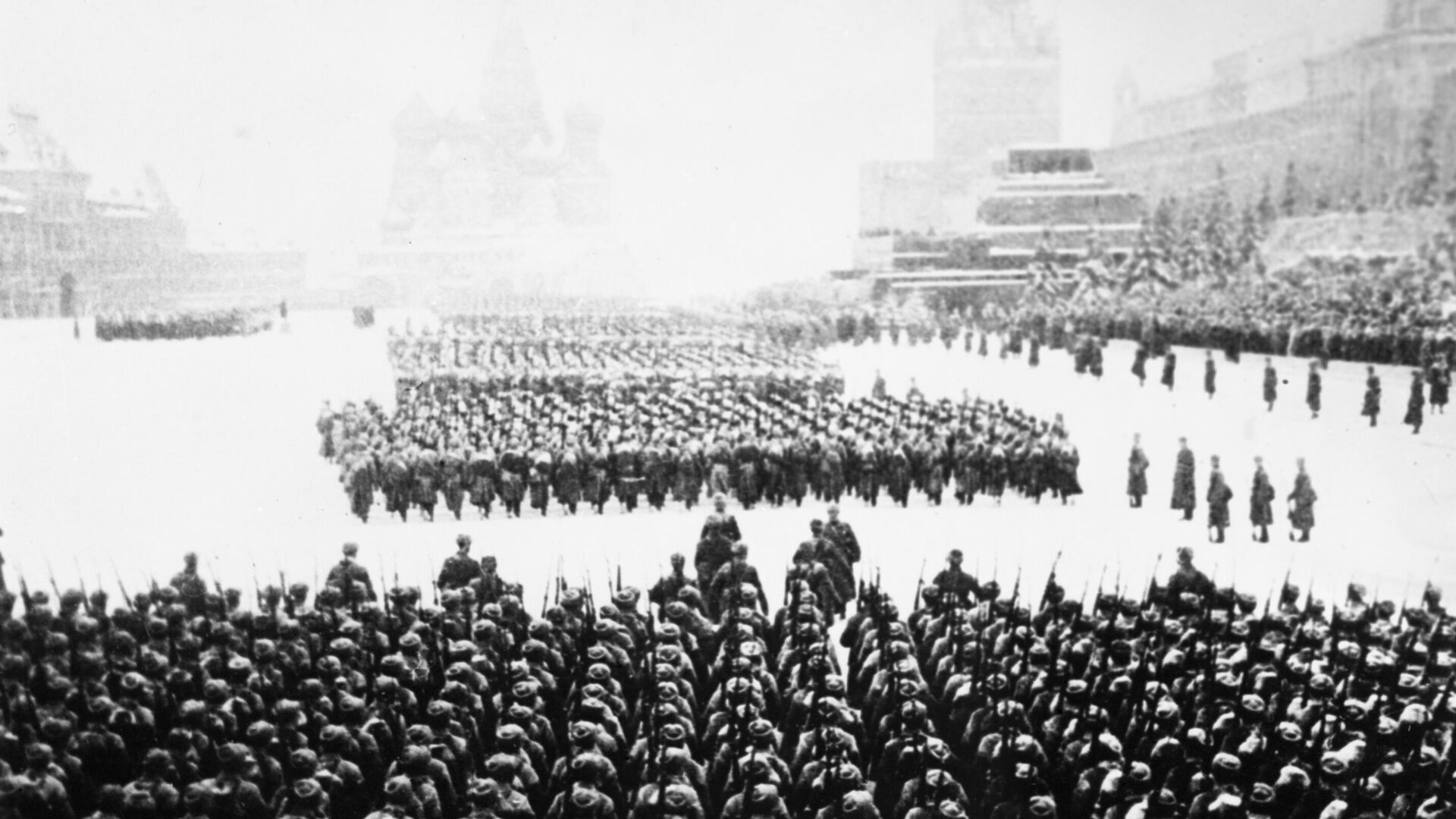 Военный парад на Красной площади  в Москве 7 ноября 1941 года - РИА Новости, 1920, 27.11.2020