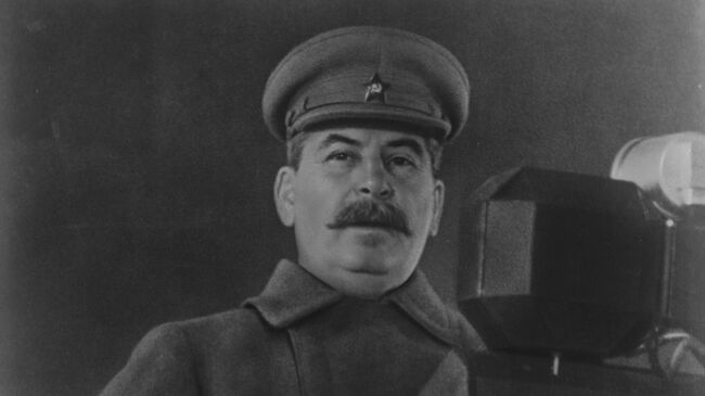 Председатель Совета народных комиссаров СССР, Председатель Государственного комитета обороны СССР Иосиф Виссарионович Сталин выступает с речью на военном параде на Красной площади 7 ноября 1941 года