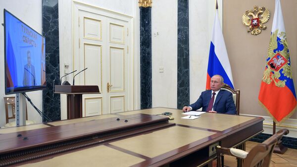 Президент РФ Владимир Путин во время встречи в режиме видеоконференции с губернатором Тульской области Алексеем Дюминым
