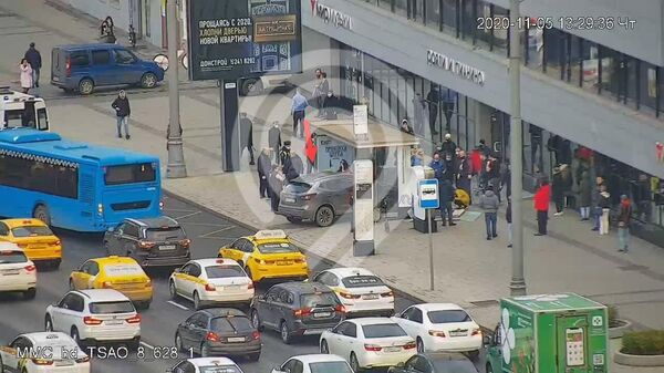 Автомобиль въехал в автобусную остановку на Садовом кольце в центре Москвы