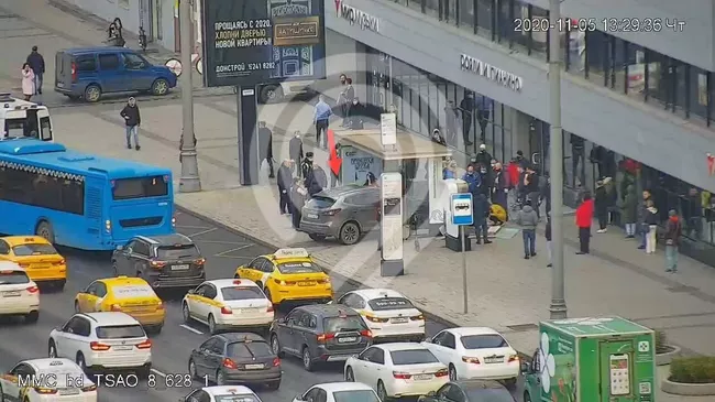 Автомобиль въехал в автобусную остановку на Садовом кольце в центре Москвы