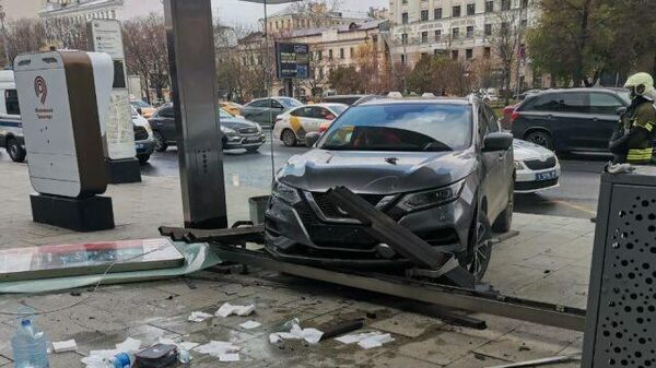 Очевидец с места событий. В центре Москве водитель протаранил остановку