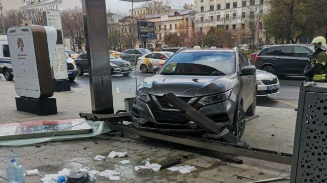 Очевидец с места событий. В центре Москве водитель протаранил остановку