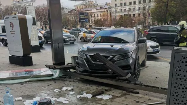 Очевидец с места событий. В центре Москве водитель протаранил остановку