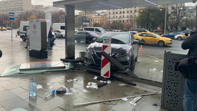 В центре Москвы машина въехала в остановку