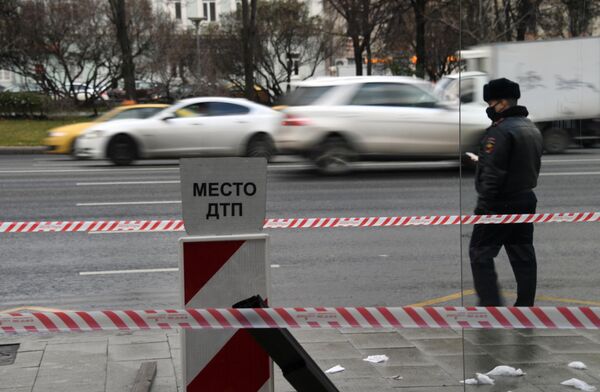 Остановка общественного транспорта на Садовом кольце в Москве, в которую въехал автомобиль