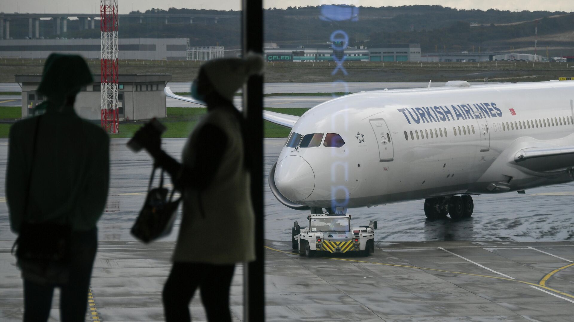 Самолет авиакомпании Turkish Airlines на перроне в Международном аэропорту Стамбул - РИА Новости, 1920, 01.03.2022